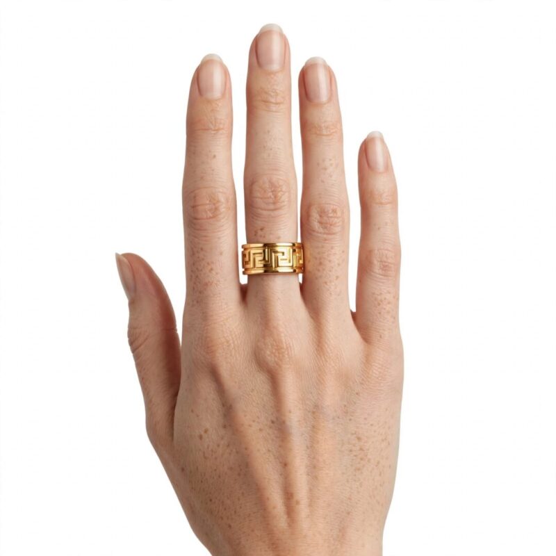 Guldbelagt geometrisk ring med moderne design
