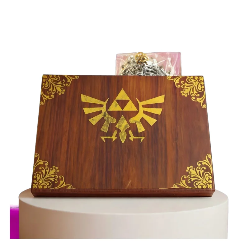 Zelda opbevaringsæske i træ med guld logo - medfølgende kæder i pose