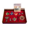 Her er alt-tekster til de to Zelda-box billeder - klar til shop/SEO: 1. Åben box med 10 charms - zelda_open_1080_white.webp Primær alt-tekst (anbefales): Åben trææske med rød velour og 10 Zelda vedhæng og charms - Spiritual Stones, skjolde, sværd og hjertebeholder