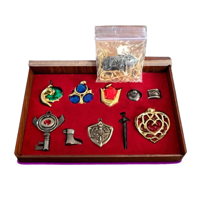 Her er alt-tekster til de to Zelda-box billeder - klar til shop/SEO: 1. Åben box med 10 charms - zelda_open_1080_white.webp Primær alt-tekst (anbefales): Åben trææske med rød velour og 10 Zelda vedhæng og charms - Spiritual Stones, skjolde, sværd og hjertebeholder
