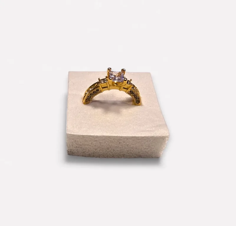 Ring med kubiske zirkonsten Guldbelagt – Elara (EU str. 54)