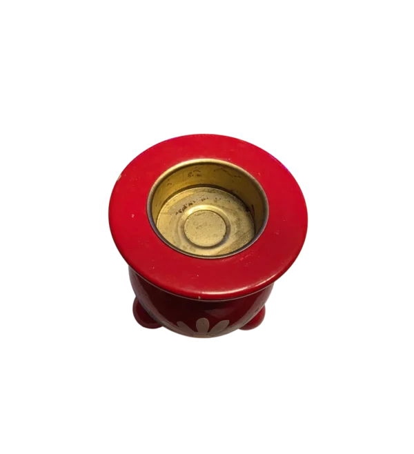 Par røde lysestager med blomstermotiv-fra oven