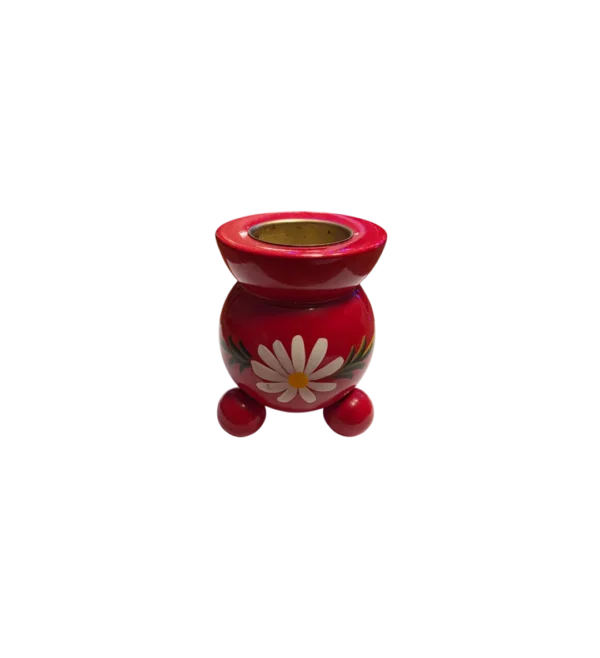 Par røde lysestager med blomstermotiv-front