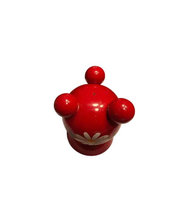 Par røde lysestager med blomstermotiv-bund