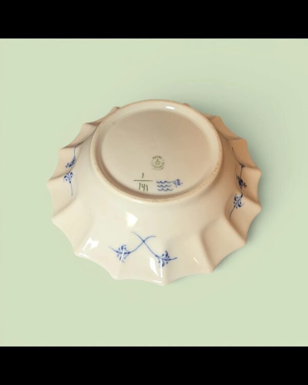Musselmalet kantet skål Royal Copenhagen 1/141 i blå og hvid porcelæn-bund