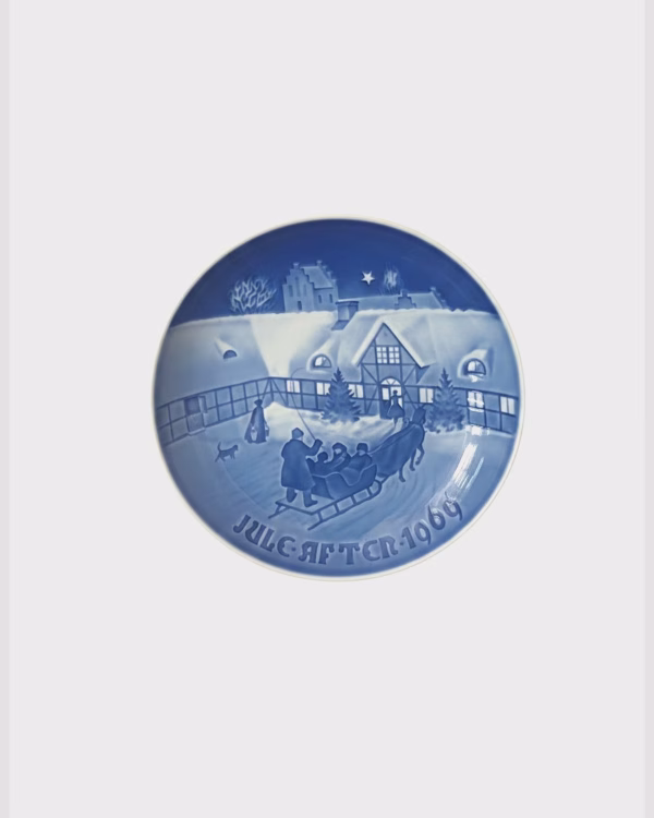 Bing & Grøndahl Juleplatte 1969 Ø 18,3 cm – blå og hvid porcelænsplatte