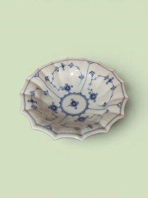 Musselmalet kantet skål Royal Copenhagen 1/141 i blå og hvid porcelæn
