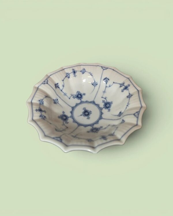 Musselmalet kantet skål Royal Copenhagen 1/141 i blå og hvid porcelæn