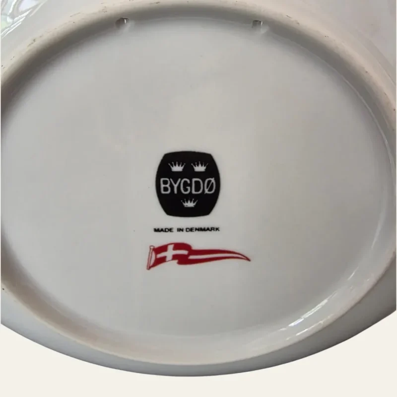 Blå porcelænsplatte Bygdø stempel Made in Denmark tre kroner Dannebrog-tæt på