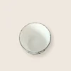 Herstal glas skål indvendig - hvid med sort mønster Billede 3: Herstal skål bund - retro dansk glas Filer omdøbt til: herstal-skaal-hvid-sorte-streger-1.webp herstal-skaal-hvid-sorte-streger-2.webp herstal-skaal-hvid-sorte-streger-3.webp SEO til produktet: Titel: Herstal Skål Hvid med Sorte Streger - Vintage Glas Skål Beskrivelse: Flot Herstal skål i hvidt glas med sorte grafiske streger. Dansk retro design, perfekt til opbevaring eller som skål til snacks. Ø 12 cm. Vintage stand. Fokusord: Herstal skål Så bliver den grøn! Skal jeg lave produktteksten helt færdig til shoppen?