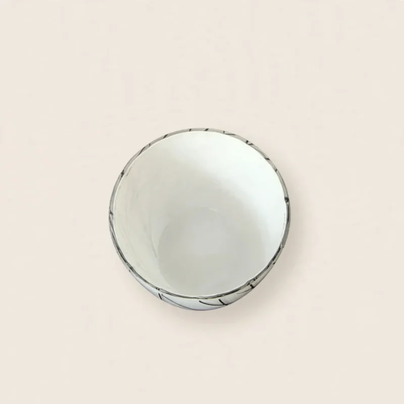 Herstal glas skål indvendig - hvid med sort mønster Billede 3: Herstal skål bund - retro dansk glas Filer omdøbt til: herstal-skaal-hvid-sorte-streger-1.webp herstal-skaal-hvid-sorte-streger-2.webp herstal-skaal-hvid-sorte-streger-3.webp SEO til produktet: Titel: Herstal Skål Hvid med Sorte Streger - Vintage Glas Skål Beskrivelse: Flot Herstal skål i hvidt glas med sorte grafiske streger. Dansk retro design, perfekt til opbevaring eller som skål til snacks. Ø 12 cm. Vintage stand. Fokusord: Herstal skål Så bliver den grøn! Skal jeg lave produktteksten helt færdig til shoppen?