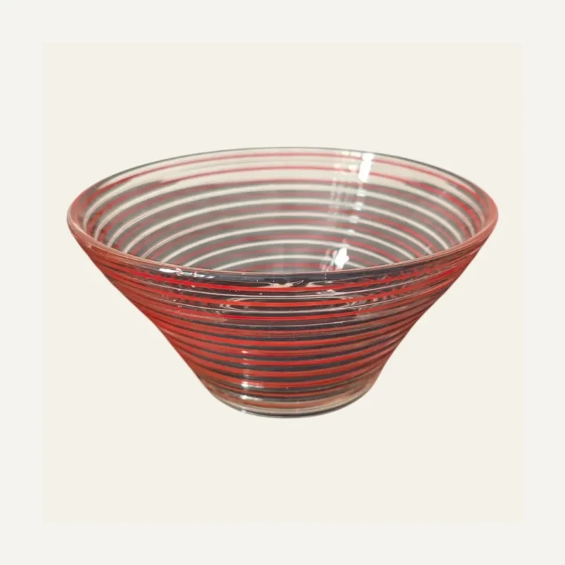 Glasskål med røde og sorte striber - vintage glasskål set forfra på lys baggrund