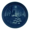 Royal Copenhagen juleplatte 1974 Vinter skumring med ugle på snedækket gren i måneskin, blå porcelænsplatte dia 18 cm, koglebord og stjerner