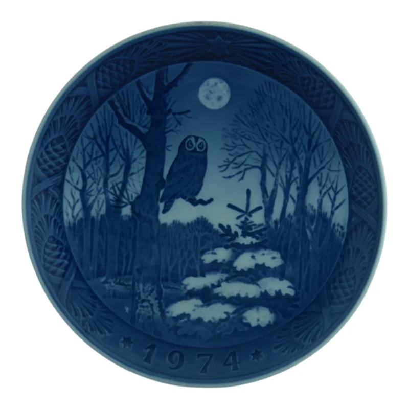 Royal Copenhagen juleplatte 1974 Vinter skumring med ugle på snedækket gren i måneskin, blå porcelænsplatte dia 18 cm, koglebord og stjerner