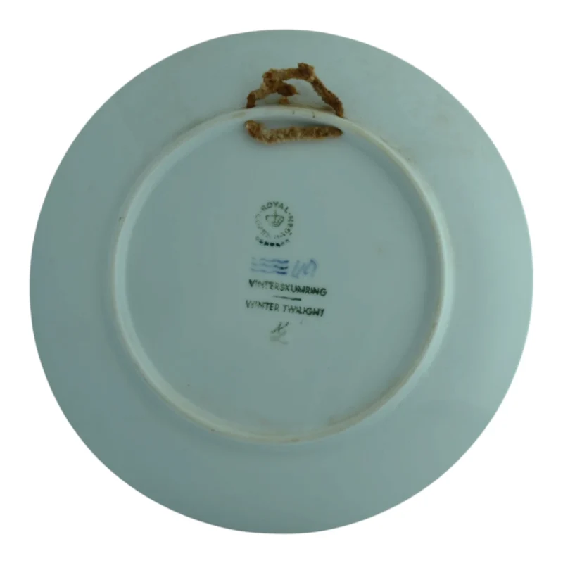 Royal Copenhagen juleplatte 1974 Vinter skumring med ugle på snedækket gren i måneskin, blå porcelænsplatte dia 18 cm, koglebord og stjerner-bagside